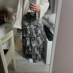 ZARA mönstrad Kjol - Maxikjol från Zara. Aldrig använd, nypris ca 699kr. Lång på mig som är 160cm💕