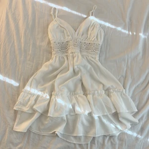 klänning - vit klänning som är perfekt till sommaren, den är i storlek xs, men är lite för stor för mig så skulle mer säga S! inga defekter då jag endast prövat den🌸