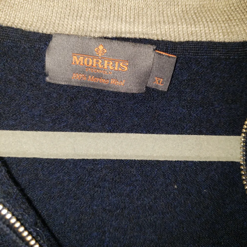 Finstickad zip-tröja med dragkedja i kragen från Morris. Tillverkad i merinoull. Aldrig använd, tvättad en gång och krypte från strlk XL till S/M. Tröjor & Koftor.