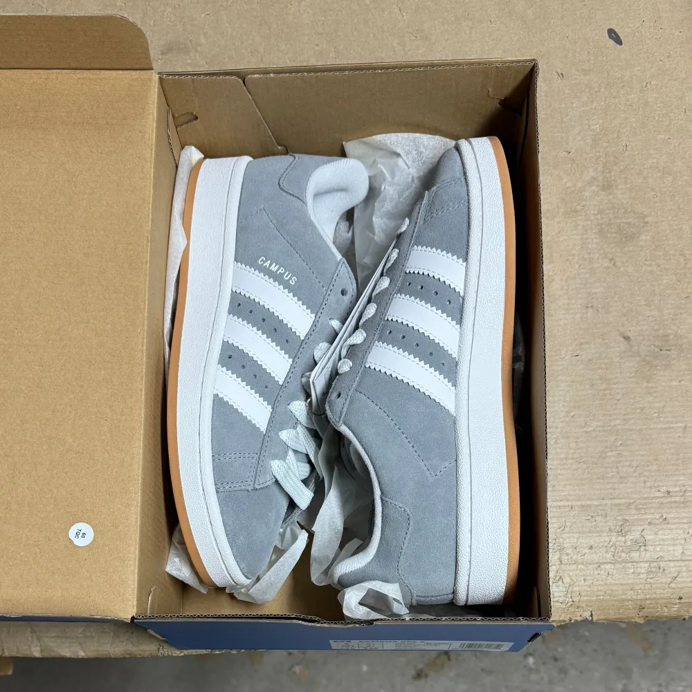 Helt nya adidas campus 00s grey unisex säljes, inköpta på adidas hemsida.. Skor.