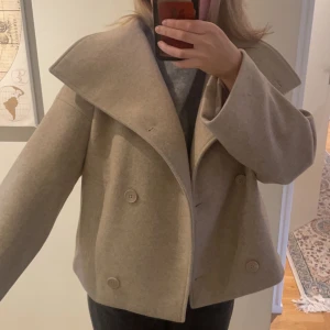 Kappa nakd  - Säljer denna korta kappan från nakd då jag vill köpa en annan vårjacka. Har använt den några få gånger så skicket är super. Är en xxs men den är väldigt oversized i modellen så sitter som en S på mig. Nypris 999. Hör av er vid fler frågor 💗