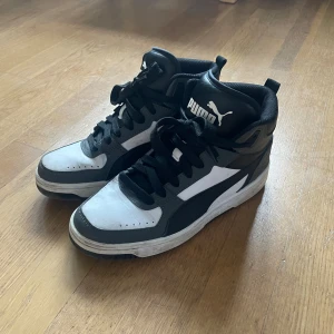Puma skor i storlek 37 - Säljer nu mina knappt använda puma skor i storlek 37 då dem är för små. Köpte för 700 men säljer för 150.