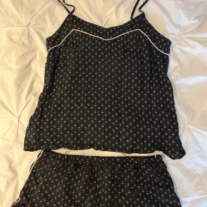Pyjamas  - Super sätt pyjamasset som tyvärr inte passar mig, storlek xs. Använt fåtal gånger så har därför inga synliga defekter💗