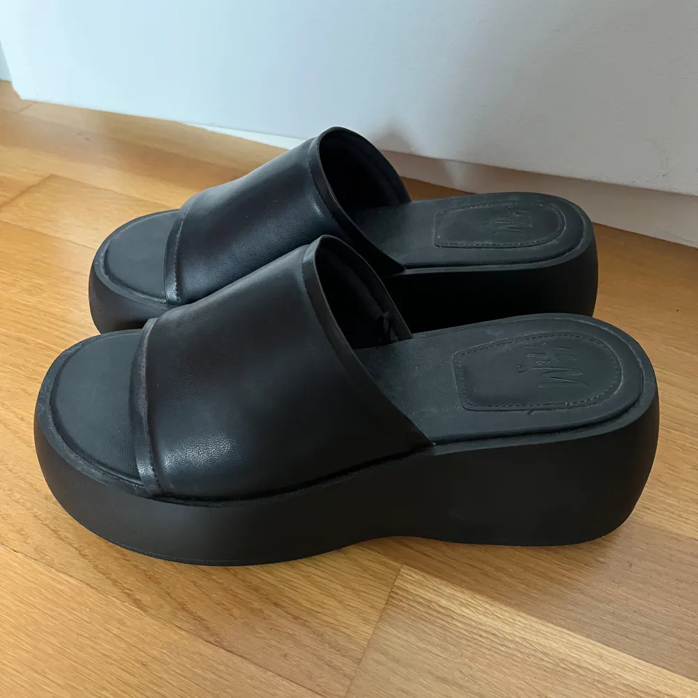 supercoola sandaler från h&m i storlek 41🤍 aldrig använda!. Skor.