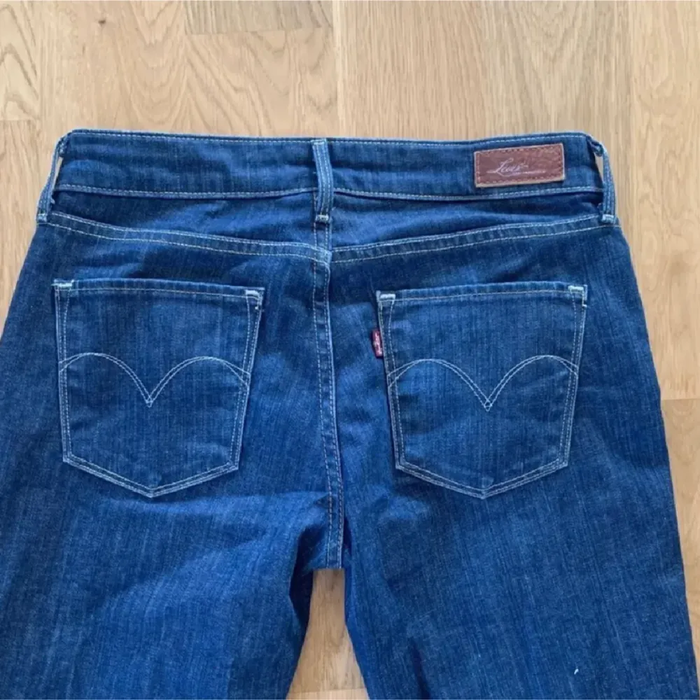 Marinblå Levis low waist bootcut jeans i storlek 27 passar 36, 34, S skulle jag säga Midjemått rakt över: 37,5 cm Innerbenslängd: 79 cm. Jeans & Byxor.