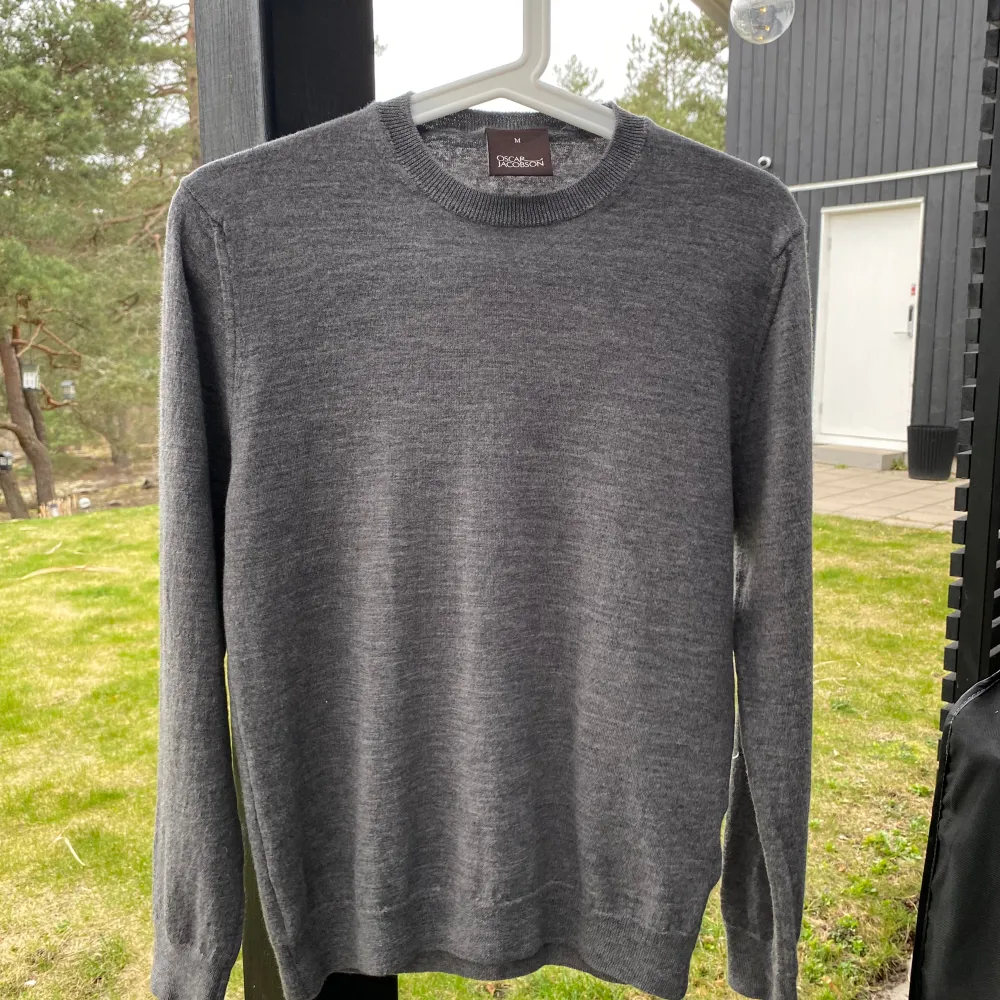 Säjer denna fina grå Oscar Jacobson tröjan, den är i ett perfekt skicka 10/10 Men skulle säga att det är storlek S mer än M. Ny pris på denna är 1300kr Kontakta gärna vid minsta fundering!🤗. Stickat.