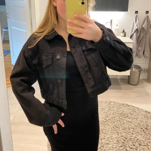 Svart jeansjacka - En svart jeansjacka som är lite kortare i modellen. Från Gina tricot i storlek Xs. Köparen står för frakt.