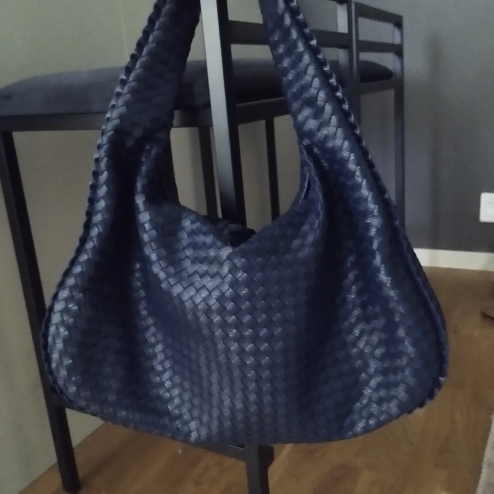 Väska marinblå ser ut som Bottega modellen veneta. Tokfin hel och ren . Väskor.
