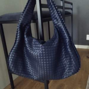 Väska marinblå ser ut som Bottega modellen veneta. Tokfin hel och ren 