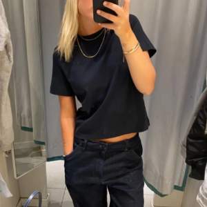 Säljer denna jättefina bas t-shirten från Gina Tricot som passar perfekt att matcha till alla olika outfits!