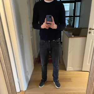 Zara tröja  - Snygg och flexibel tröja från zara i färgen marinblå. Enkel att bära upp med exempelvis skjorta eller bara över T-shirt mm. Bra skick, men lite liten i storleken.   Vid frågor eller funderingar, hör av er!