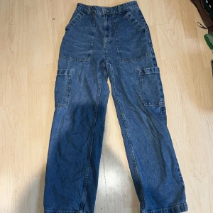 Blå jeans från h&m  - Bra skick bara botten på jeansen som har fransat upp sig 