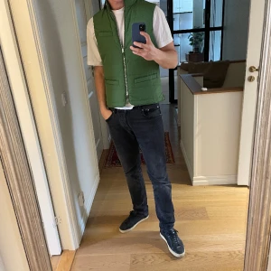 Stenströms väst - Riktigt snygg väst från stenströms i en unik färg. Väldigt snygg passform och helt oanvänd! Storleken är M och personen på bilden är 188 cm.   Hör av er vid frågor eller intresse! 