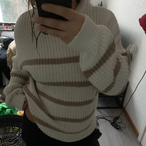 Stickad randig tröja - Snygg stickad tröja från lager 157. Nyskick 