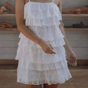 söker!! denna vita volang klänning stl xs eller s skriv om ni har eller något liknade!!!
