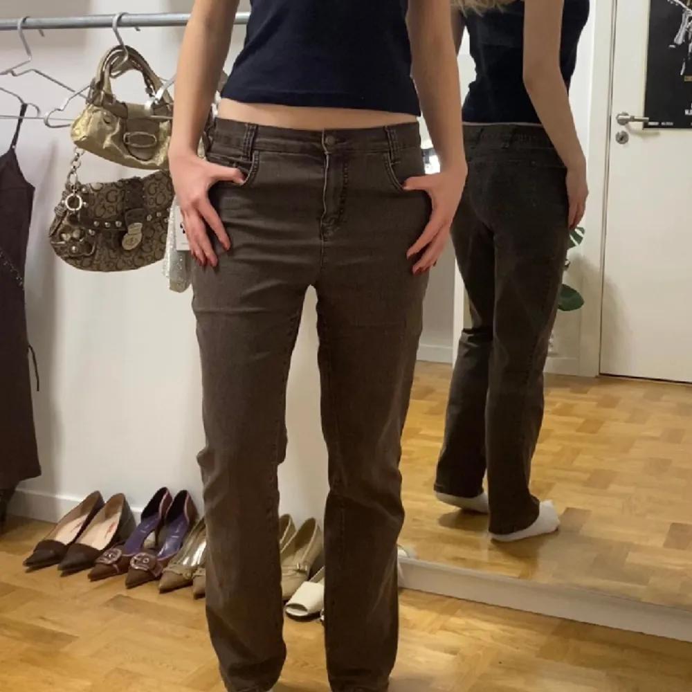 Midrise jeans i så sjukt snygg och unik brun färg!! Detaljer på fickorna. Straight fit och ganska så tunt material. Midjemått 36 cm, ytterbenslängd 100 cm och innerbenslängd 75 cm. Skulle säga att storleken är mellan en S/M.🤍. Jeans & Byxor.