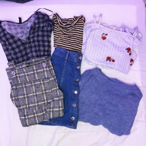 Blå gul bundle - Bundle beståeende av två klänningar, en kjol, en stickad tröja, en T-shirt och en kjol x top set. Strl xxs 