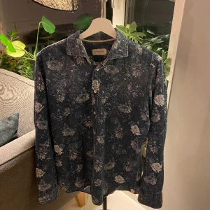 Skjorta Tintoria Mattei - Skjorta av det italienska Tintoria Mattei. Kvalitetsskjorta som varit väl omhändertagen. Ungefär storlek M.