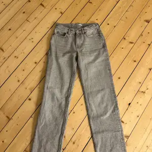 Ett par gråa raka jeans i super bra skick från ginatricot💞 Strl: 32 