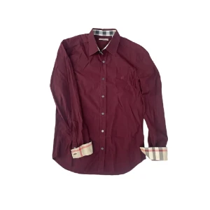 Burberry Skjorta - Säljer min Burberry skjorta, skick 9/10 som helt ny. Skriv vid frågor och funderingar. Pris kan diskuteras!