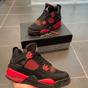 Jordans 4 - Säljer mina jordans 4’s, red thunder HELT oanvända!