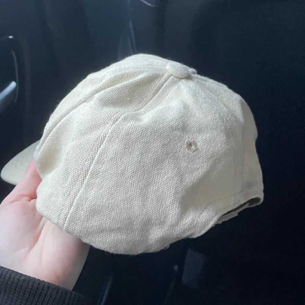 Snygg keps från Myrorna, i jättebra skick!   Pris är inte inklusive frakt, så skriv till mig om du är intresserad så löser vi nåt 😇🧢. Accessoarer.