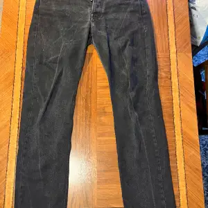 Svarta jeans från Wood Wood i storlek 30/32, rak passform, sparsamt använda 