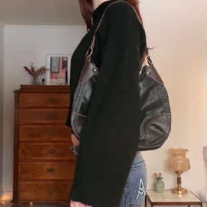 Vintage väska - Axelväska i läder med silverdetaljer, från märket Esprit! Perfekt som skolväska 💕