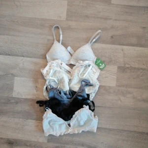 Underkläder - Bhar: 6st storlek s (förutom den gråa, 65A)  Trosor: 9st Mellan storlekarna xs-s