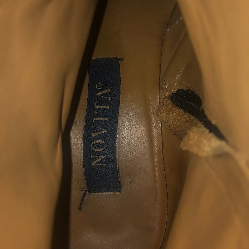 Boots från Novita, modell Klassisk.  Storlek: 38 Material: Skinn Använd, men utan anmärkning.. Skor.