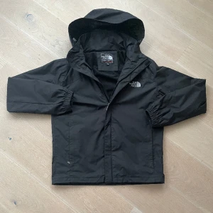 North face windbreaker - Hej 👋 säljer denna north face windbreaker då den är för liten för mig. Den är liten i storleken då den passar S. Skriv för minsta funderingar mvh Erik