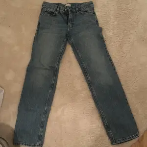 Blå mid/low waist straight jeans, bra skick💞