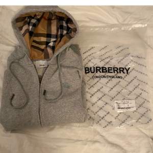 Hej säljer denna burberry zip hoodie för att den va lite för stor för mig. Det är en 1:1 kopia men är dunder kvalitet. Vid frågor skicka ett dm😊