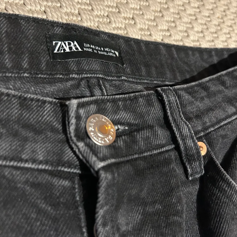 Boyfriend jeans från Zara. Ankellånga på mig (169cm). Bra skick. . Jeans & Byxor.