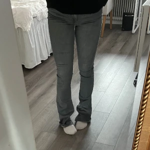 Gråa jeans only - Säljer mina gråa jeans från only eftersom dom inte kom till någon användning. Dom är super sköna och sitter bra, bara lite långa i benen🌸