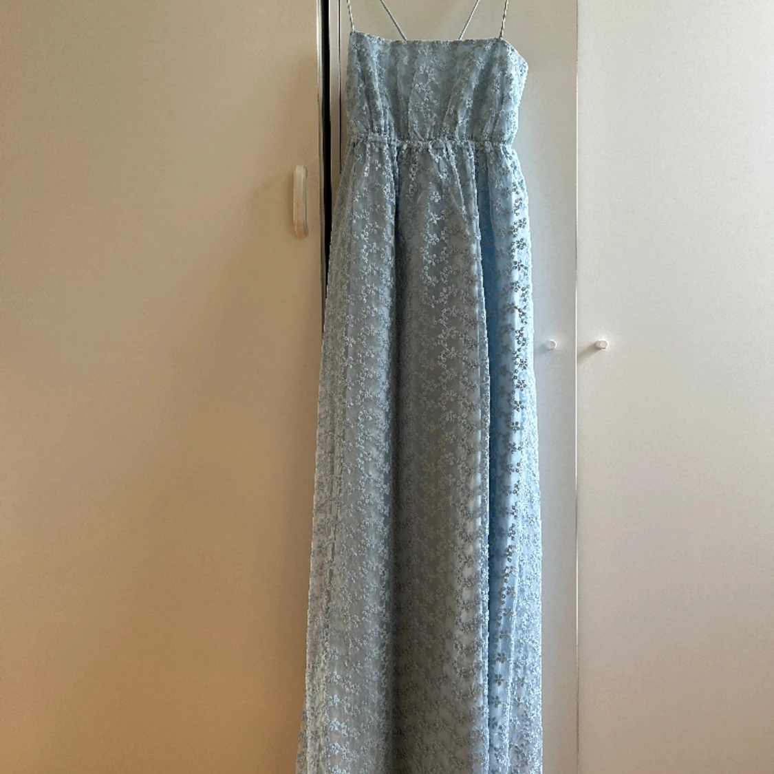 Blommig ljusblå klänning - 91