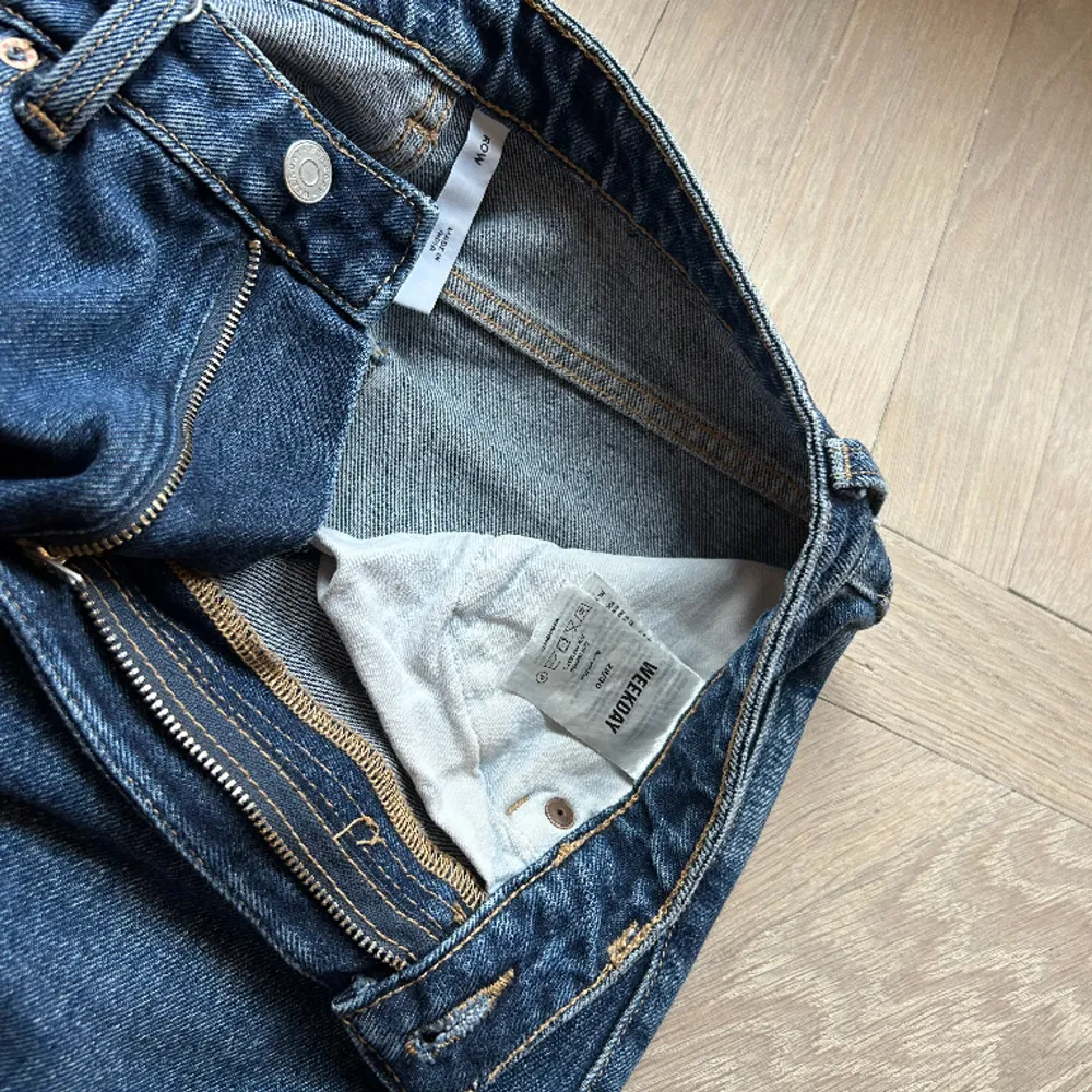 Raka jeans från weekday med hög midja. Modell: Rowe Storlek 28/30. Jeans & Byxor.