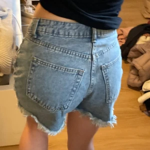 Denimshorts med hål - Fint skick!