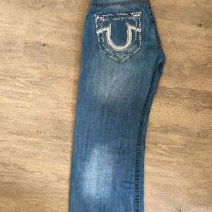 Baggy äkta true religion jeans i storlek 33
