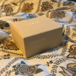 Caia bye bye sleepy eyemask - Caia bye bye sleepy eye patches. Använd 1 gång så bara 2 eye patches som saknas. Säljs då jag har alldeles för mycket hudvård och inte kommer hinna använda dessa. 250 kr är då självklart inkl frakten