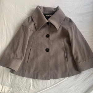 Trekvartsärmad kappa - Fin kappa i lyxigt material 