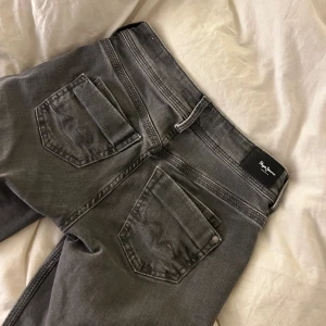 pepe jeans  - säljer dessa snygga pepe jeansen! dem är gråa och knappt använda!💕 w:25 l:34 lite långa på mig som är 166! midjemått: 35cm innerben: 85