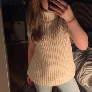 Stickad väst - Säljer denna söta stickade väst från hm❤️ aldrig använd 