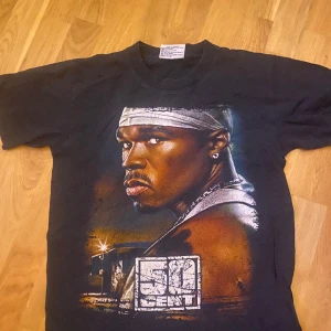 50 cent tshirt - Många år på nacken men knappt använd s-m