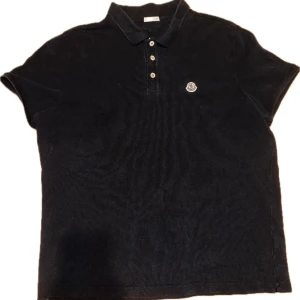 Moncler Piké - Jätte skön moncler piké som är storlek L men kan ändå passa XL. Skick 8/10 finns minsta hålet i ena armen som man knappt märker (se 3 bilden) ⚫️GrischSelection⚫️