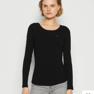 Tommy Hilfiger - SLIM långärmad - Köpte för ett par månader sedan, använd några gånger men storleken passar tyvärr inte längre.  Köpte för 799kr, säljer för 249kr Priset kan diskuteras vid snabb affär👍🏼 