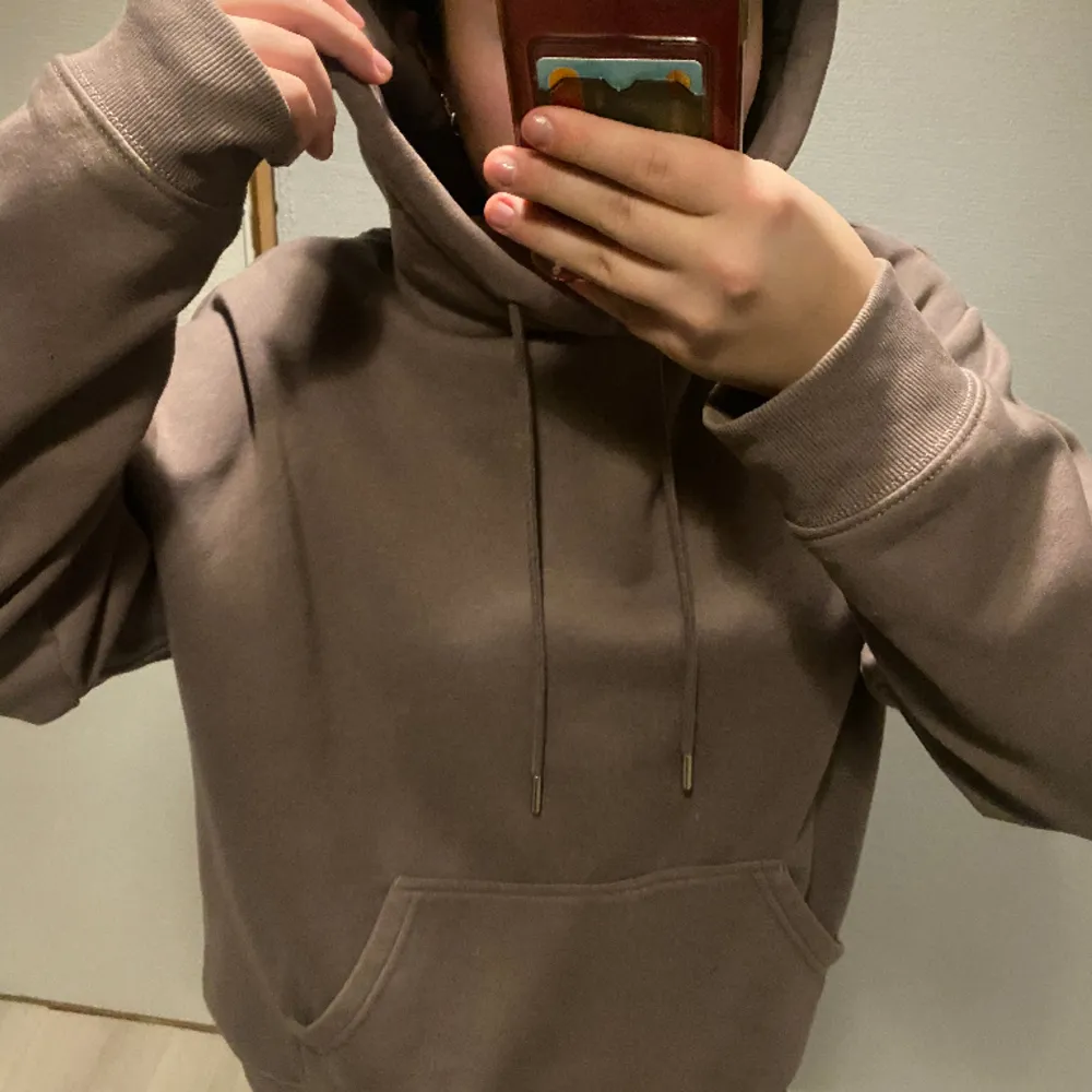 Säljer denna bruna hoodien från H&M som knappast är Andvänd. Den är i fint skick och har inga skador. Kom privat för fler bilder !! . Hoodies.