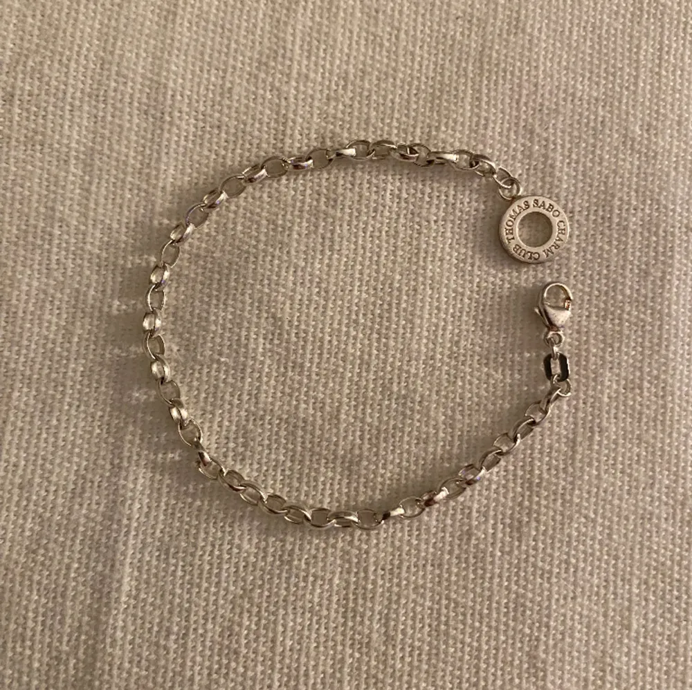 Säljer mitt Thomas Sabo armband då det är för litet för mig. Det är i bra skick och har inga tydliga tecken på andvändning. Armbandet är 17cm långt. Skriv om du har funderingar☺️pris kan diskuteras.. Accessoarer.