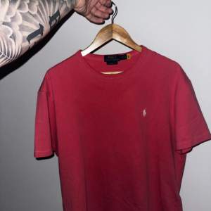 Helt oanvänd Ralph Lauren t-shirt i storlek L (Passar även som L/XL) Ordinarie pris/ köpt för: 1400kr Säljer för 500kr vid snabb affär.