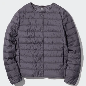 Uniqlo jacka - Säljer denna skitsnygga uniqlo jacka då den är för stor och kommer aldrig till användning. Köptes i höstas i butik för 800kr Färgen är grå men skulle säga att den har lite blå lila toner i den 